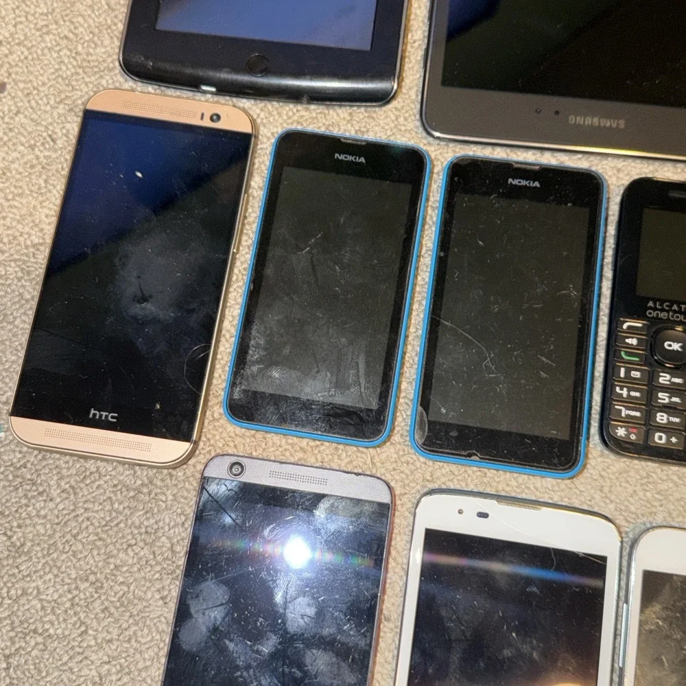 Lot Of 21 Cell Phones/Pads For Parts Only (Apple, Samsung, Motorola,LG) READ